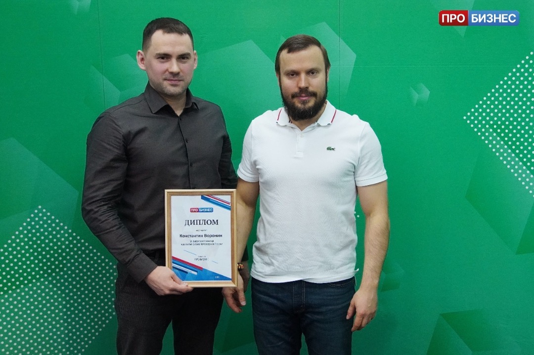 Герой программы Константин Воронин, управляющий интернет-магазином EKF. Автор и ведущий Андрей Мякин, директор по продажам СДЭК.